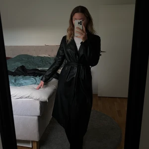 Läderkappa  - Säljer en ursnygg Läderkappa från missguided i stl 36. Är i nyskick😊
