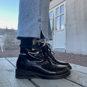 Allsaints Lira boot, strl 38 - Ligger uppe till sista November! Boots från All Saints i modell Lira. Svarta lackade i läder med dragkedja på insidan plus snörning. Inköpta 2019 sparsamt använda, mycket bra skick!  Material: 100% läder Nypris: 2700kr