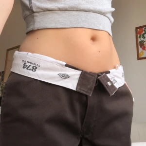 DICKIES 874 BYXOR  - säljer dessa bruna dickies 874 byxor!! de har tecken på användning men är fortfarande i väldigt fint skick! färgen respresenteras bäst på bild 1. jag är 174 och är vanligtvis en s