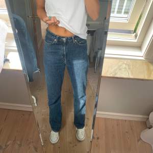 Weekday jeans i modellen ”row”. Strl 27/32. Mycket fint skick! Betalning via Swish.