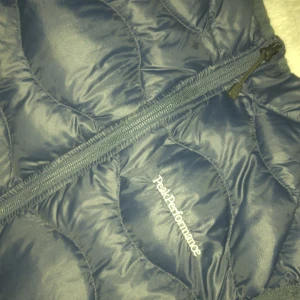 Peak väst ,stk m - Köpte den i maj,bra skick den är mörkblå och ja ,1000-900,köpte dne för 1,6,säljer den för den är för liten 