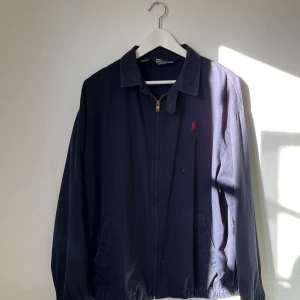 Ralph Lauren Jacka 80-90-tal  - Fin vintage Ralph Lauren-jacka i 80-90-talsmodell. Står ingen storlek men skulle säga en L, härligt ledig, boxig amerikansk 90-talspassform. Fint vintageskick, inget att anmärka på. 