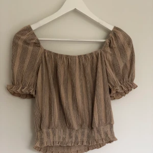 Topp - Croppad topp med puffärmar från HM. Fint skick.  Köparen står för frakten.