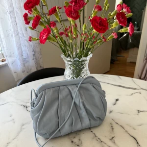 Väska - Jättefin blå handväska fr. Zara i fint skick! 