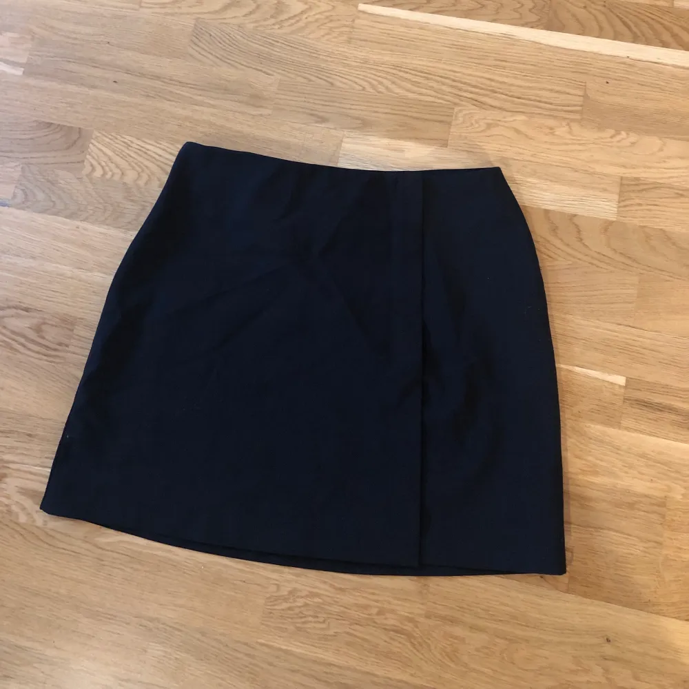 Jättefin svart kjol från h&m i storlek 36 som öppnas helt och knäpps med både knapp och kardborre. Säljer för 60 kr + frakt❤️. Kjolar.