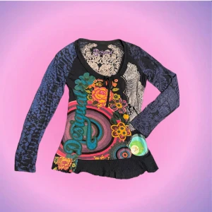 Desigual tröja - Desigualtröja i bra skick!🌸🌸 Finns ingen lapp kvar men den sitter perfekt på mig som oftast bär S men också XS-M. Den har så fina detaljer🫶🏻 Hör av dig vid intresse samt frågor💗