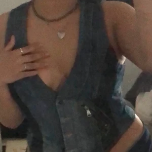 jeans väst - säljer denna coola jeans-väst med massa små detaljer som tyvärr aldrig kommer till användning. är i extremt bra skick.