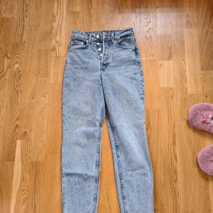 Jeans från H&M - Säljer helt nya och aldrig använda jeans från H&M då passar dem ej min stil.  Strl 34, Passar en xs och litet S.