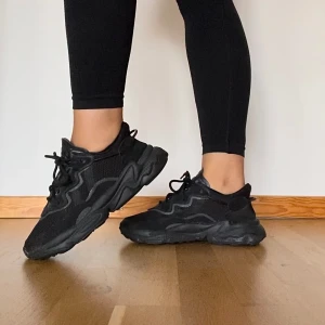 Adidas Ozweego Core Black/Carbon - Adidas Ozweego i svart 🖤 bärs två gånger, säljer eftersom de är för små för mig 