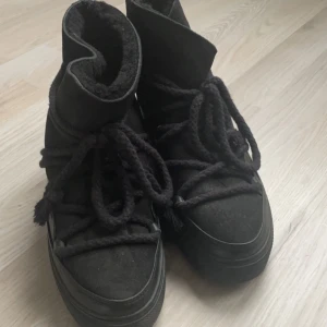 Inuiiki liknande skor - Säljer dessa supersnygga ”inuiiki” skor, köpta förra året! Knappt använda, svarta superfina! Ser ut som äkta, säljer för 520 ink frakt