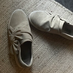 Beige skor - Beige skor med mocka tyg på, skick 7/10 då dom inte är använda mycket.