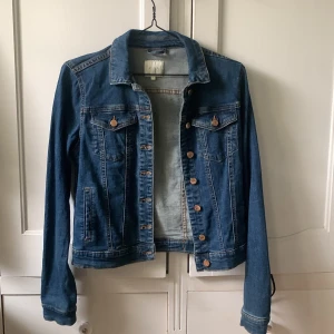 Snygg Jensjacka från Vila - Säljer min älskade jeansjacka ifrån vila i den perfekta färgen!! Storlek S. Mitt pris 100kr + frakt