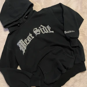 Hoodie west side - Hoodie i bra skick, från märket west side jeans co. Strl M men ganska liten i storlek sitter som en S