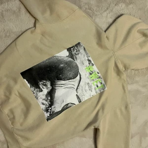 Hoodie Missguided - Oversize hoodie med tryck från missguided stl S/M