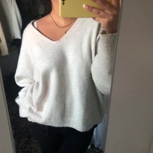 Stickad tröja H&M - Stickad tröja från H&M ❤️‍🔥 väldigt nopprig. Köparen står för frakt 🌟