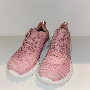 Skor - Ett par barnskor. De är helt oanvända.  Storlek 30. 40 kr.  Tryck inte köp nu utan skriv privat istället. Köparen betalar frakten.