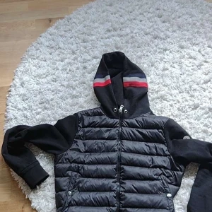 Moncler cardigan - Hej! Jag säljer nu min moncler cardigan som jag använt nu under ett halv år. Säljer den på grund av att jag har växt ur den. En fin moncler jacka som inte har några skador. Möts upp i göteborg men kan även frakta (köparen står för frakten.)