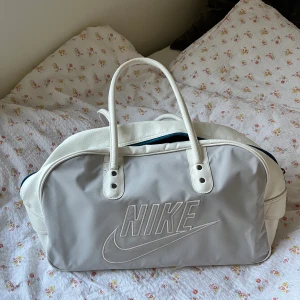 Nike - Säljer denna nikeväska då den inte andvänds längre, lite färgbortfall vid vänstra hörnet! Säljer för 449 ink frakt💞jättefin och jättepraktisk