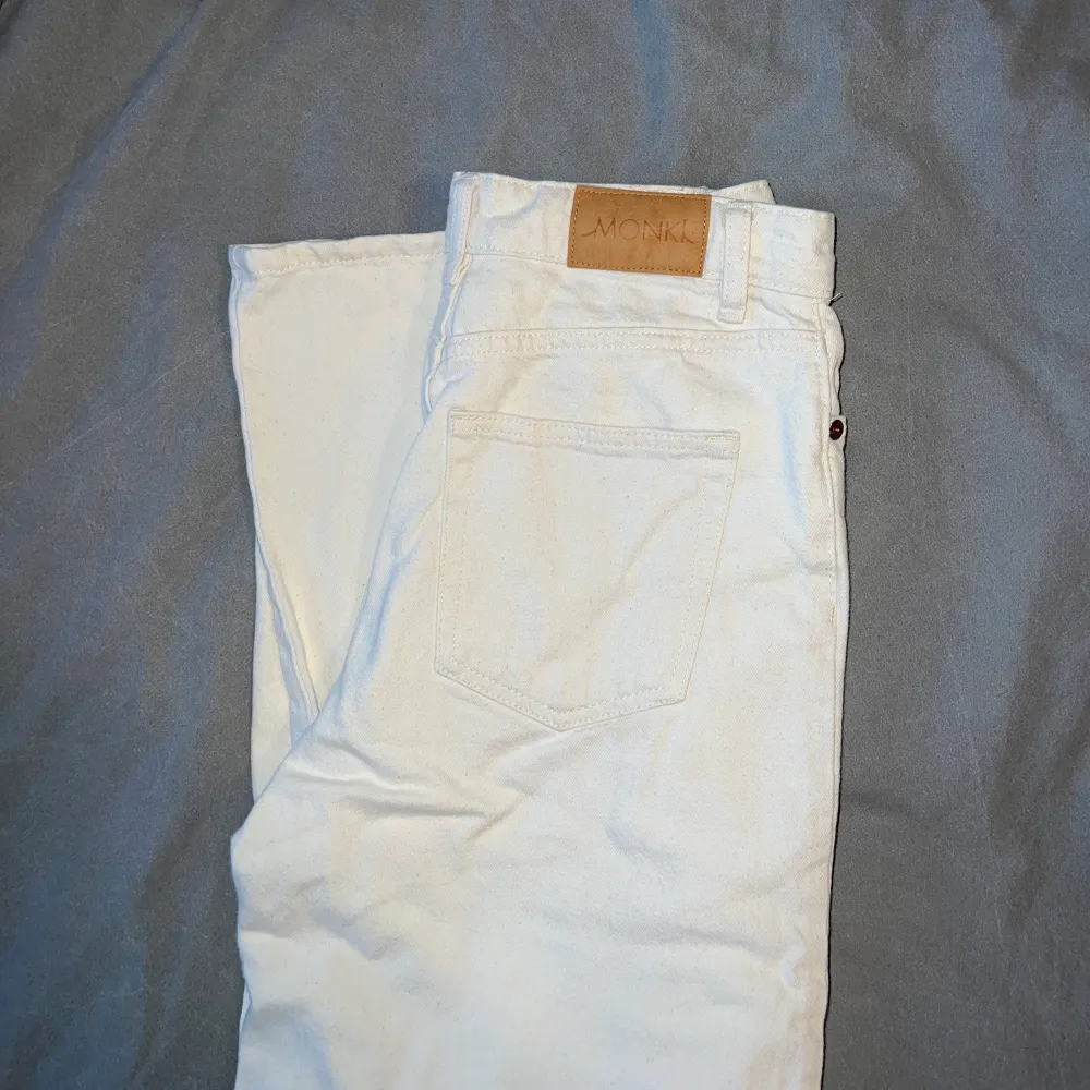 Vita/beiga jeans från Monki i modellen Yoko. Säljer pga att de har blivit för små. Skriv till mig privat om du är intresserad :). Jeans & Byxor.
