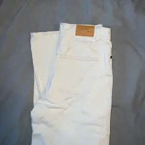Vita/beiga jeans från Monki i modellen Yoko. Säljer pga att de har blivit för små. Skriv till mig privat om du är intresserad :)