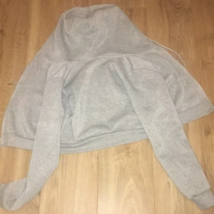 Grå Hoodie  - grå hoodie från SHEIN, Bara Testad, Är i storlek S men är mer som xs/xxs, kort i magen 