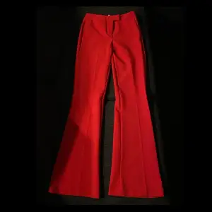 Röda kostymbyxor köpt secondhand. Lite mer lågmidjade, strl 34 - passar xs/s. Fråga om du vill ha mer bilder :) 