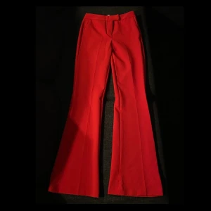 Röda kostymbyxor - Röda kostymbyxor köpt secondhand. Lite mer lågmidjade, strl 34 - passar xs/s. Fråga om du vill ha mer bilder :) 