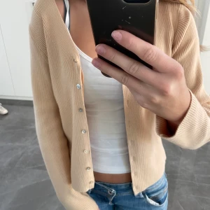 Kofta  - Säljer denna jättefina koftan då den inte längre kommer till användning❤️❤️