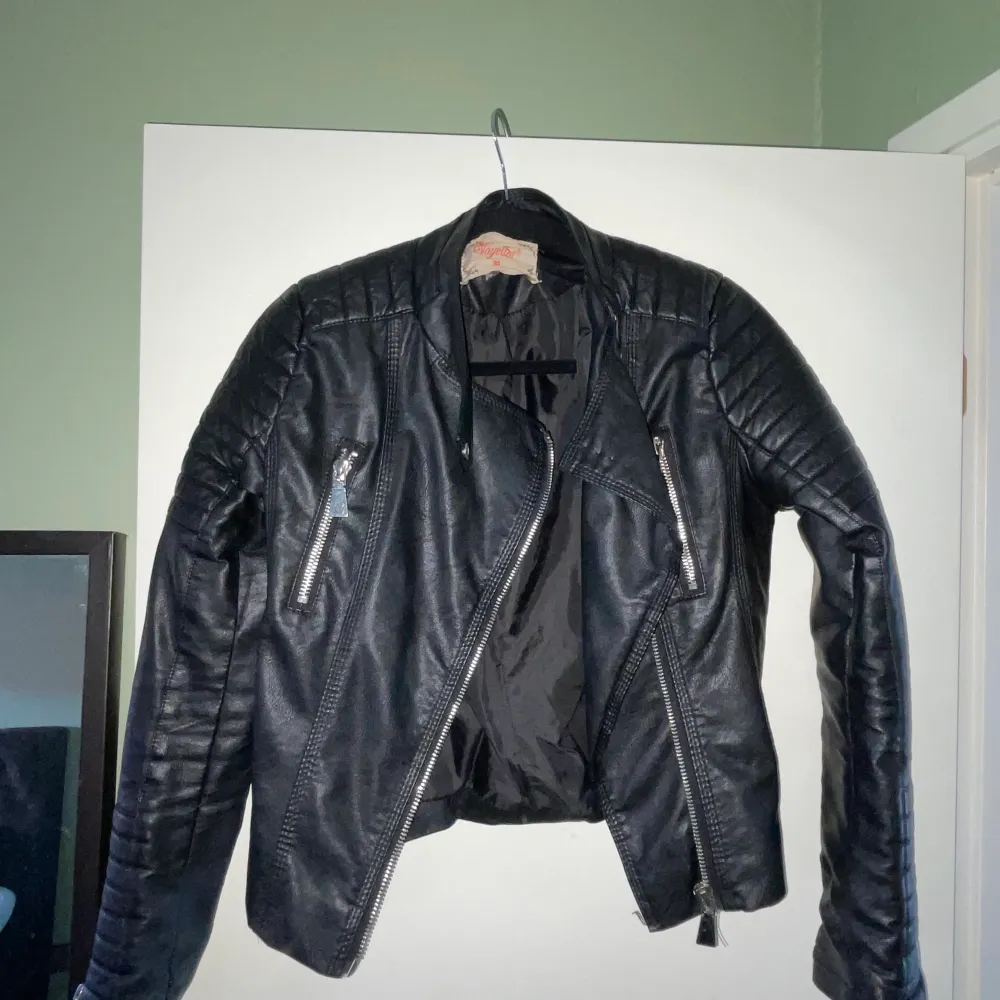 Svart skinnjacka/Bikerjacka från Voyelles Stl 36 Mycket fint skick, sparsamt använd Nypris 599:- Mitt pris 200kr. Takit.