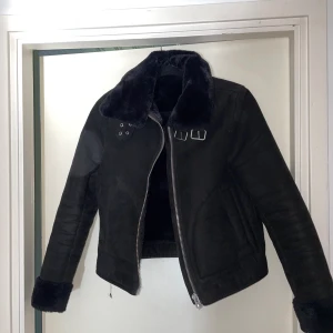 Aviator jacka H&M - Svart aviator jacka i mocka från H&M Stl 34 men passar även mig som har 36 Super varm och mysig Mycket bra skick, perfekt höstjacka! Nypris 600:- Mitt pris 300kr