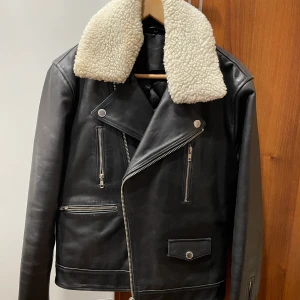 Skinn Jacka - Tiger Of Sweden skin jacka. I storlek S, hör av er om ni vill ha fler bilder eller har fler frågor. pris kan diskuteras vid snabb affär.