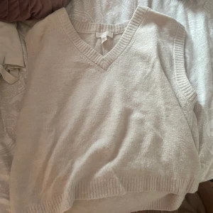 oversized Stickad väst - Använd 2-3 ggr. Säljer på grund av flytt utomlands!