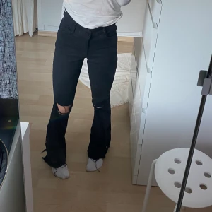 Strl XS - Säljer dessa jeans från Gina tricot. Använda ett få tal gånger. Nypris 500. Säljer för att dom är för stora för mig som är 1,53 lång 🥰