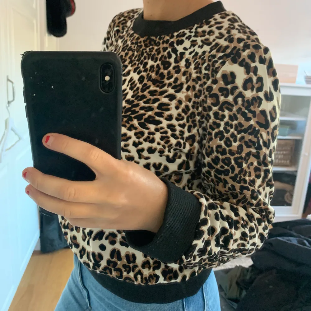 En leopard collage tröja från märket baum pferdgarten. Tröjan är i storlek L och är i ett super fint skick💕. Tröjor & Koftor.
