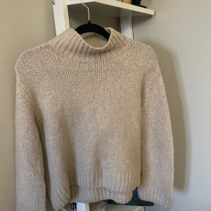 Stickad  - Stickad från hm, använd max 3 gånger. Nypris 499kr, mitt pris 300kr❤️Kan gå ner i pris vid snabbköp! Storlek Xs men skulle säga att de passar upp till M