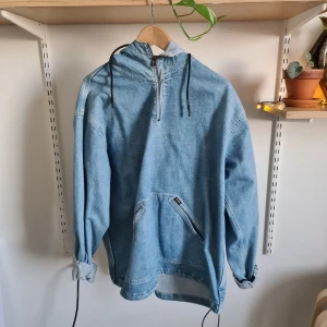 Jeansanorak från wrangler - Otroligt härlig anorak i jeans, köpt för 700kr. Används tyvärr för sällan och behöver mer kärlek än så. (Oversize!!)