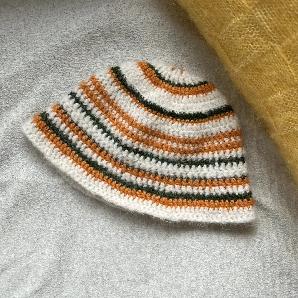 En mysig ullig hat med lite blandade garn, bla ull och alpacka 🧡. Accessoarer.