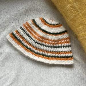 En mysig ullig hat med lite blandade garn, bla ull och alpacka 🧡