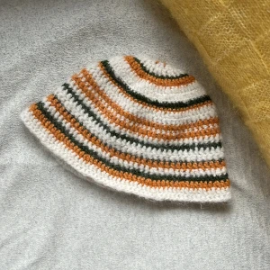 Mysig bucket hat  - En mysig ullig hat med lite blandade garn, bla ull och alpacka 🧡