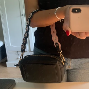 Sött väskband - Jättegulligt rosa väskband med guldiga detaljer, använt ca 5 gånger, mitt pris 50kr 