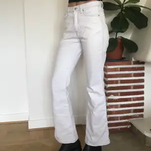 Ursnygga Eytys jeans modell Oregon Twill i vitt. Purple Velvet collection från fw2018.  Mid rise och lite utsvängda.  Strl 27 och 81 cm innerbenslängd.  Bra skick! Dm för mer bilder eller frågor!  Kan mötas upp i Malmö eller Lund eller skicka såklart <33