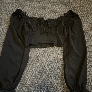 Topp - Topp från SHEIN i storlek Xs. Men skulle säga att den mer är som en S/ stor S Den är alldeles för stor för mig så den är aldrig använd.