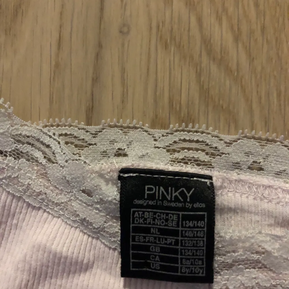 jättegulligt rosa linne med spets 💕 säljer för jag inte använder det. köpt på secondhand, skulle säga att den är xs men det står 134/140. buda i kommentarerna eller skriv privat. . Toppar.