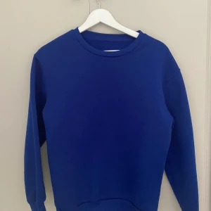 Swetshirt  - Säljer denna superfina mörkblå tjocktröja i stl s.  Köptes här på Plick så vet inte vilket märke den kommer ifrån men det är i nyskick 💗priset kan diskuteras 