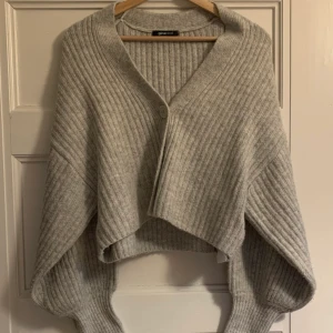 Stickad Ljusgrå Kofta - En stickad ljusgrå kofta ifrån Gina Tricot. Puffiga armar och smala handleder. Färgen syns bäst på bild 2. Storlek S. Oanvänd. 150kr + frakt ( cirka 50kr)