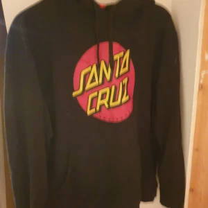 Santa cruz hoodie - Säljer min santa cruz hoodie pågrund av att den inte kommer till användning längre. Det är storlek XL men sitter som en M eller L. Jag säljer tröjan för 400 den är köpt för 700 kr. Frakt går på 69 kr