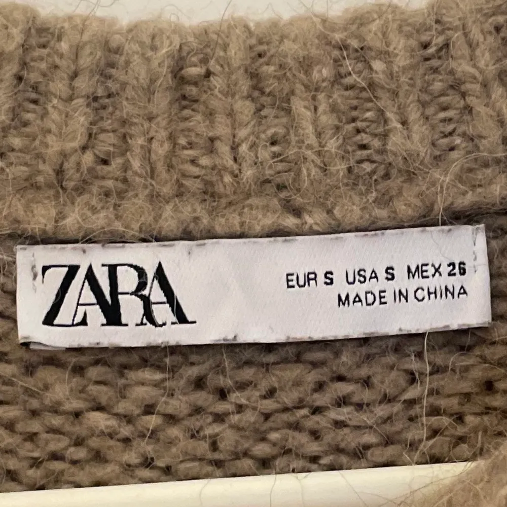 En stickad tröja från zara i storlek s säljer för 50kr . Stickat.