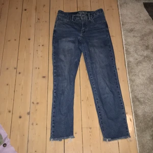 Jeans  - Fina mörk blåa mom jeans. 👖 Knappt använda!   