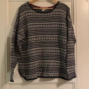 Stickad tröja - En stickad tröja ifrån HM. Storlek M. Använd fåtal gånger. 120kr + frakt (cirka 50kr)