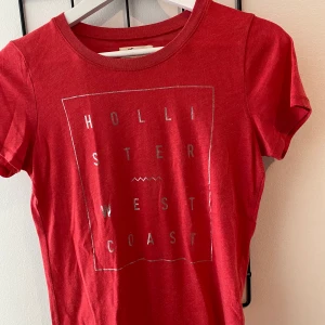 Hollister t-shirt - Från hollister Köpt för några år sedan så använd men i fint skick🫶🏽